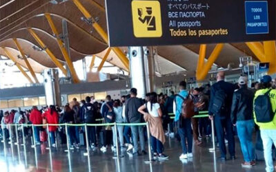 Retrasos y aglomeraciones en la T-4 de Barajas por falta de agentes de Policía. El SUP califica la situación que se vive de “insostenible”